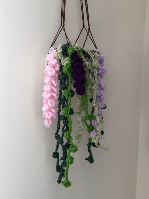 Crochet Hanging Lavender, How To Crochet Wisteria, Crochet Wisteria Free Pattern, Crochet Wisteria Garland, Hanging Flower Crochet, Crochet Wisteria Flower Pattern, Wisteria Crochet Pattern, Wisteria Crochet, Crochet Wisteria