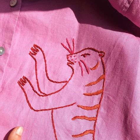 Madeleine Kemsley Illustration and Embroidery on Instagram: "Hand embroidered tiger shirt with a little clash of pink and red to brighten up your Monday 🐅🧡🍒 Vintage linen shirt with 3/4 sleeves labeled a size L - UK 14/16. Modelled on UK 8/10 for reference. 100% linen reworked with 100% cotton hand embroidery 🪡 #embroidery #embroidered #embroideryart #embroideredclothing #handembroidered #sustainablefashion #sustainabiltiy #reworkedvintage #upcycling #linen #fiberart #madeincornwall" Embroidered Silhouette, Embroidery Designs T Shirt, Simple Embroidery On Tshirt, Illustration Embroidery, Embroidered Tiger, Embroidered Linen Shirt, Vintage Hand Embroidery, Embroidery Tiger, Face Embroidery