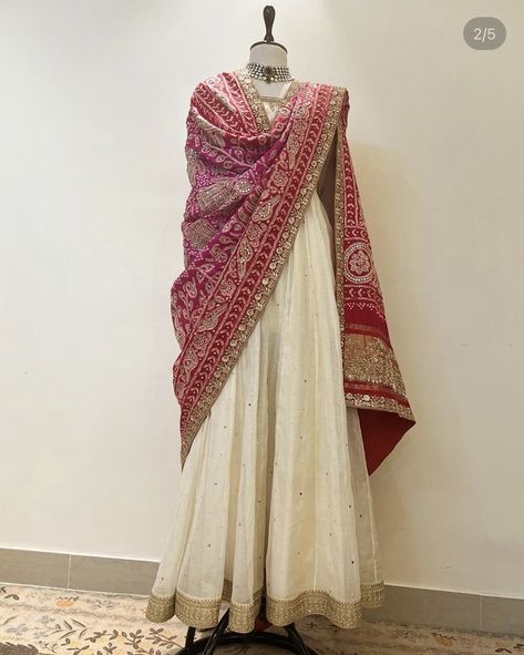 Plain Anarkali Suits With Heavy Dupatta, White Kurta With Red Dupatta, White Bridal Lehenga With Red Dupatta, White Dress With Red Dupatta, Anarkali From Saree Ideas, Dress With Patola Dupatta, Plain Anarkali With Heavy Dupatta, Simple Ethnic Outfits, Heavy Anarkali Suits Wedding