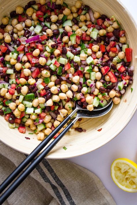 Balela Salad... A flavorful and nutritious Mediterranean chickpea & black bean salad! A healthy vegan lunch or dinner idea. #healthyrecipes #veganrecipes #chickpea #cleaneating Veg Meal Plan, Chickpea Black Bean, Balela Salad Recipe, Balela Salad, Esselstyn Diet, Obesity Help, Mediterranean Chickpea, Meatless Dishes, Cold Salads