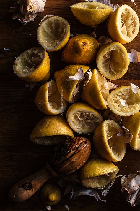 Preserved lemons {Hamad Mraquade} - Bake-Street.com Lime Flowers, Dark Food Photography, Bern Switzerland, Beautiful Food Photography, Food Photography Inspiration, Fruit Photography, Still Life Photos, Food Photography Styling, Chiaroscuro