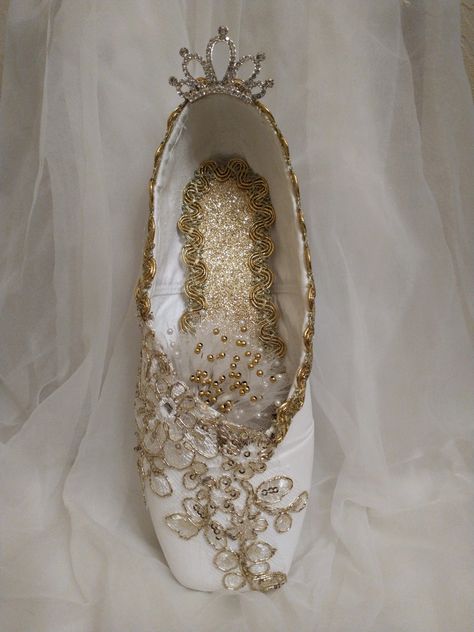 Snow Queen Pointe Shoes, Bedazzled Pointe Shoes, Decorated Pointe Shoes Arabian, Pointe Shoe Decorations, Decorated Pointe Shoes, Ballerina Ornaments, Ballet Pointe, Ballet Pointe Shoes, Pointe Shoe