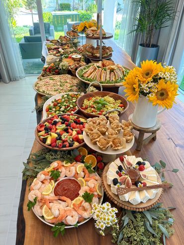 Food Display Table, Decoration Buffet, Food Set Up, Appetizers Table, Party Spread, Brunch Table, Party Food Buffet, Catering Ideas Food, Summer Brunch