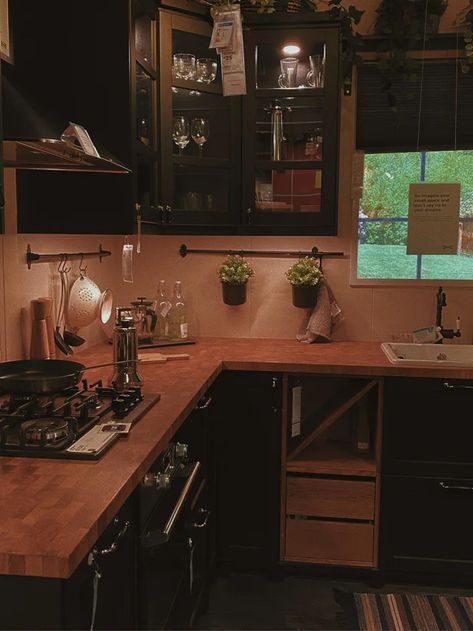 Light Academia Kitchen, Grunge Apartment Aesthetic, Dark Home Aesthetic, Dark Academia Kitchen, Dark Academia Living Room, Interior Home Ideas, Academia House, Dark Academia Interior, Dark Academia Home