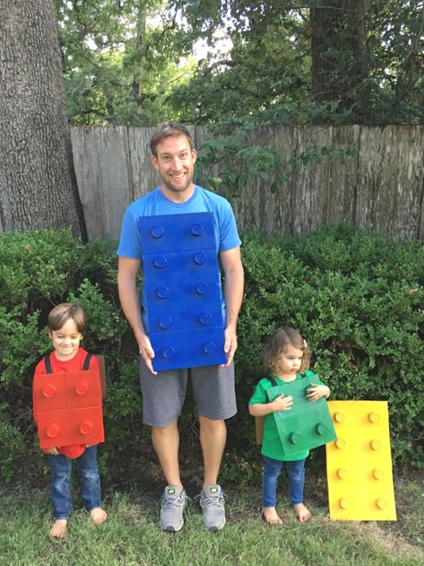 DIY LEGO costumes #halloween #lego #halloweencostume Carnaval Kind, Lego Trunk Or Treat, Wyldstyle Lego, Lego Costume Diy, Toy Costumes, Parade Float Diy, Lego Halloween Costumes, Lego Costumes, Lego Vbs