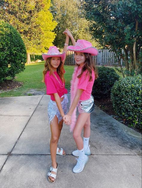 Preppy People, Preppy Family, Cowgirl Halloween Costume, Cowgirl Halloween, Cute Group Halloween Costumes, Preppy Party, Duo Halloween Costumes, Preppy Girls, Friends Pic