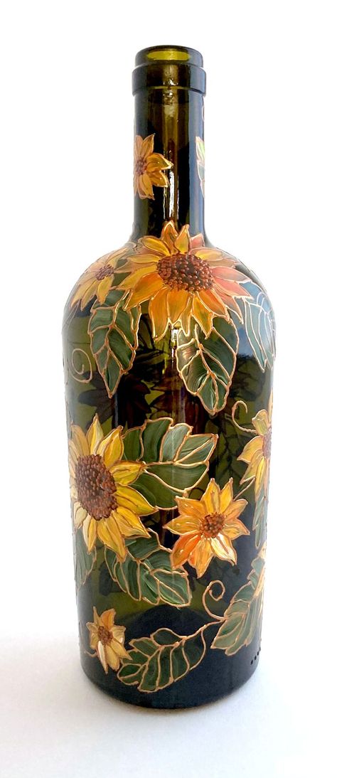 sunflowers wine bottle Glass Bottle Decor, Wine Bottle Project, Decoupage Jars, Painted Glass Bottles, Hand Painted Wine Bottles, Recycled Wine Bottle, Glass Bottle Diy, Glass Painting Designs, Green Glass Bottles