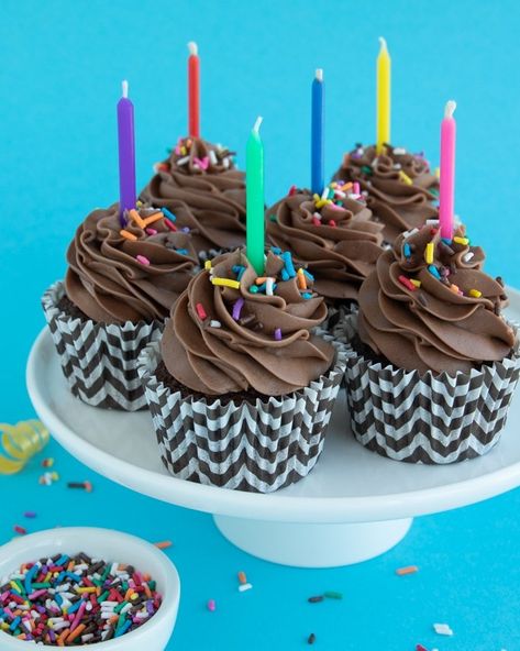 You certainly can't go wrong with chocolate or sprinkles! Try these easy chocolate funfetti cupcakes with chocolate frosting, because why should vanilla cake have all the sprinkle fun? #chocolatefunfetti #funfetticupcakes #chocolatecupcakes #funfettichocolate #cupcakerecipe #funfettirecipes Dark Chocolate Buttercream Frosting, Funfetti Cupcake Recipe, Dark Chocolate Buttercream, Dark Chocolate Frosting, Confetti Cupcakes, Funfetti Cupcakes, Cake Mix Ingredients, Easy Cupcake Recipes, Sprinkle Cupcakes