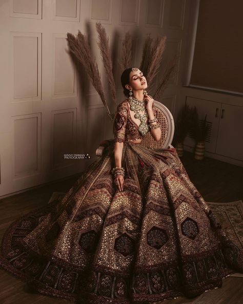 Aesthetic Wedding Lehenga, Rajasthani Royal Bridal Lehenga, Lehnga Shoot Ideas, Aesthetic Bridal Lehenga, Lehenga Shoot Poses, Lehengas Photoshoot, Brides Photoshoot Poses, Lengha Photoshoot, Royal Brides Indian