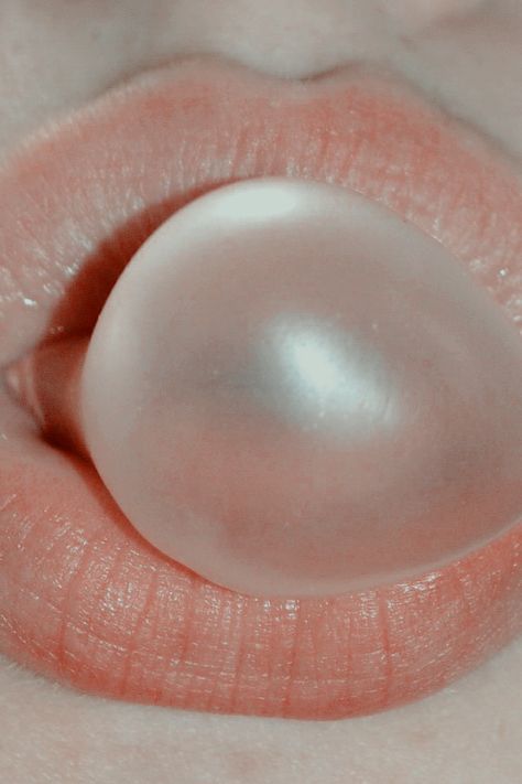 Lips Blowing Bubble Gum, Chewing Gum Aesthetic, Bubble Gum Aesthetic, Gum Aesthetic, Bubblegum Aesthetic, Bubble Gum Bubble, Buble Gum, Blowing Bubble Gum, Purse Essentials