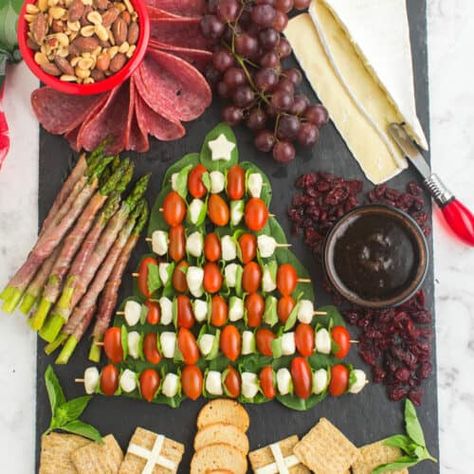 Christmas Party Snacks, Christmas Charcuterie Board, Pickled Cauliflower, Christmas Charcuterie, Charcuterie Board Ideas, Festive Appetizers, Christmas Appetizers Party, Pickled Radishes, Healthy Holiday Recipes