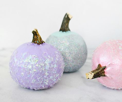 Halloween Craft Activities, Cd Project, Pumpkins For Halloween, Pumpkin Contest, Glitter Pumpkins, Diy Halloween Projects, Pumpkin Halloween Decorations, Glitter Dipped, Theme Parties