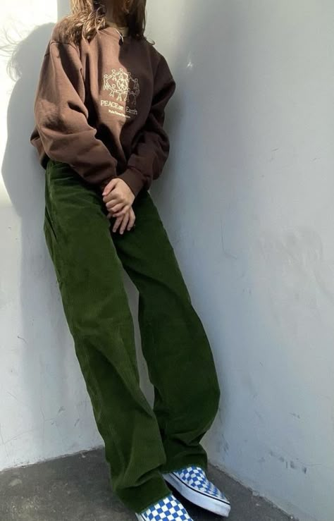 Thrift Shopping Outfit, Indie Aesthetic Clothing, Styling Crewneck, Mode Hippie, Thrift Shop, Looks Street Style, Swaggy Outfits, Green Pants, Mode Inspo