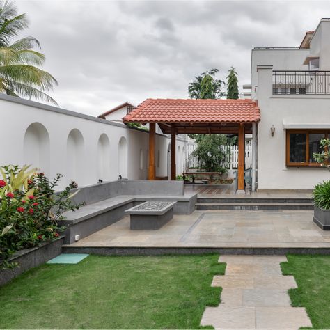 Central Courtyard House, Interior Unique, Compound Wall Design, Central Courtyard, Decorative Ceiling Tile, Compound Wall, English Decor, Formal Dining Set, Landscape Elements