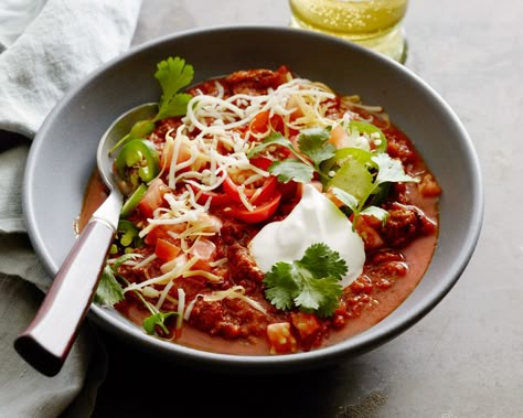 Recipe of the Day: Game-Day Chili Game day means it's high time for some home-cooked chili. Kick off the festivities with a meaty, loaded blend featuring fire-roasted tomatoes, a whole lot of fragrant spices and a bottle of dark beer for added complexity. Game Day Chili Recipe, Game Day Chili, Chili Food, Geoffrey Zakarian, Portion Size, Dark Beer, Tailgating Recipes, Soups Stews Chilis, Fire Roasted Tomatoes