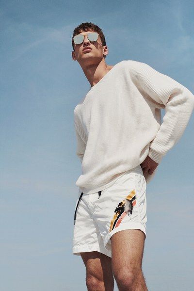 See every detail from the Tomas Maier Resort 2019 collection. Crewneck Photoshoot, Beach Fashion Shoot, Beach Fashion Editorial, Men Fashion Photoshoot, Mens Photoshoot Poses, Mens Editorial, Men Photoshoot, Summer Photoshoot, Mens Fashion Photography