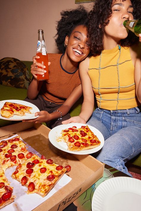 Girlfriends hanging out and drinking soda and eating pizza. Fast Food Salads, Pizza Life, Pizza Branding, Food Videography, City Los Angeles, Eating Pizza, La Food, People Eating, Pizza Hut