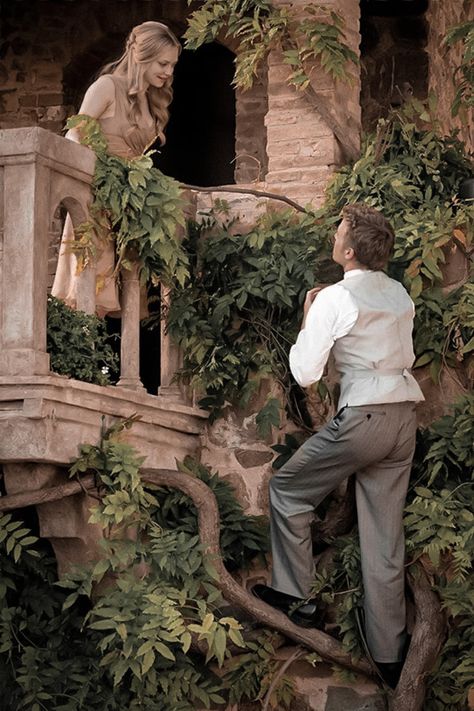 Romeo And Juliet Themes, Romeo And Juliet Balcony, Romeo + Juliet Aesthetic, Titanic Movie Facts, Juliet Movie, Juliet Capulet, Letters To Juliet, Juliet Balcony, Cathedral Architecture