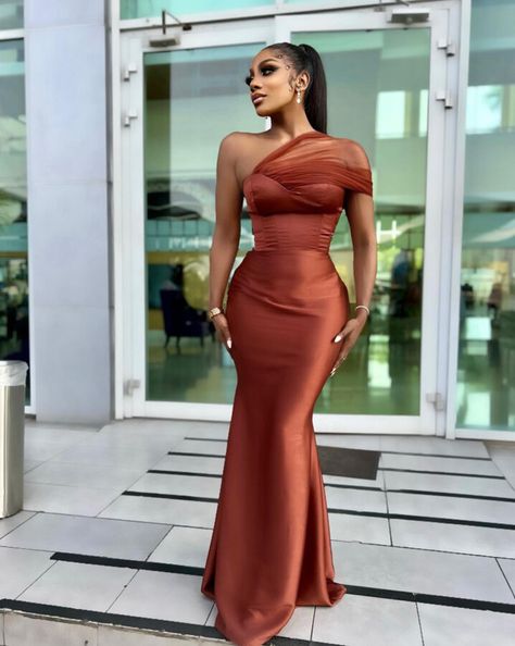 #OOTD: Chioma Goodhair Adorable Bridesmaid Outfit Steals The Spot For Our Outfit Of The Day - Fashion GHANA Ghana Bridesmaid Dresses, Chioma Goodhair, Bridesmaid Dresses One Shoulder, Brown Mermaid, Bride Maids, Brown Bridesmaid Dresses, Mermaid Long Bridesmaid Dresses, Simple Satin, Orange Bridesmaid