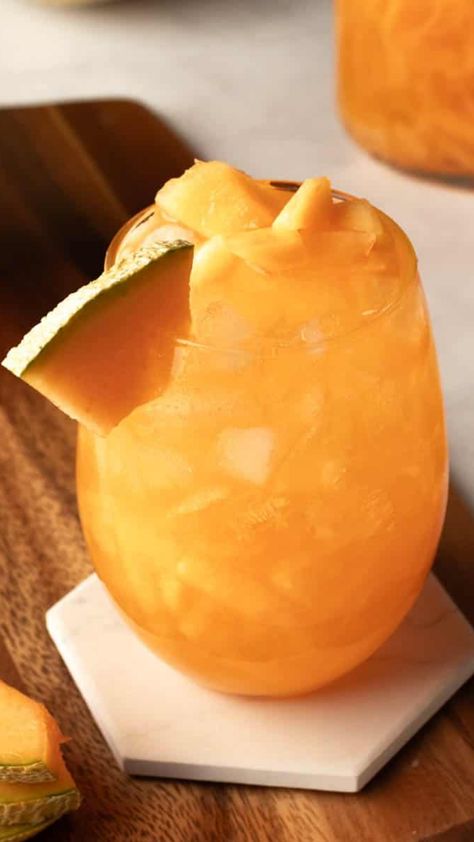 Stay hydrated with this refreshing Filipino melon juice! Beat the scorching summer heat with this incredibly delicious cantaloupe juice. Melon Water, Cantaloupe Juice, Melon Juice, Healthy Asian, Asian Meals, Filipino Cuisine, Simple Syrup Recipes, Juice Flavors, Summertime Drinks