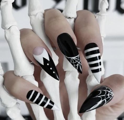 Black And White Nail, Fake Nails White, Black And White Nail Art, Black Halloween Nails, Horror Nails, Holloween Nails, Unghie Nail Art, Halloween Acrylic Nails, Goth Nails