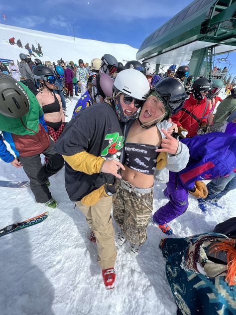 Ski Bum Outfit, Ski Steeze, Snowboard Steeze, Ski Bum Aesthetic, Park Rat, Snowboard Outfit, Ski Aesthetic, Ski Team, Ski Bunnies