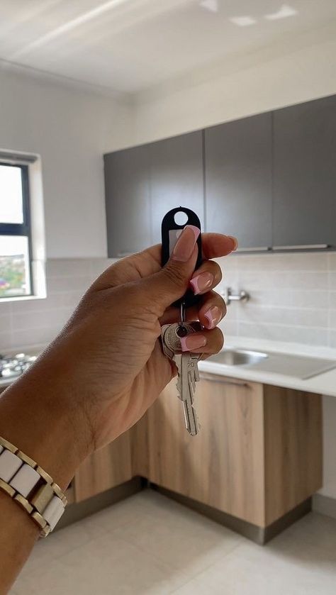 Holding Apartment Keys, Holding Keys To Apartment, New House Keys Aesthetic, Vision Board Images, Apartment Goals, Vision Board Pictures, Dream Vision Board, Life Vision Board, Vision Board Affirmations