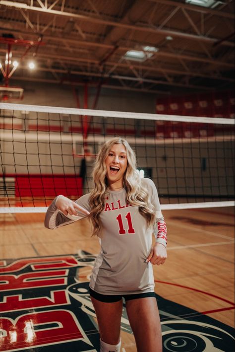 Senior Picture Ideas Volleyball, Senior Volleyball Banner, Volleyball Banners, Senior Sports Photography, Basketball Pictures Poses, Sports Photoshoot, Cute Senior Pictures, Volleyball Photography, Volleyball Posters