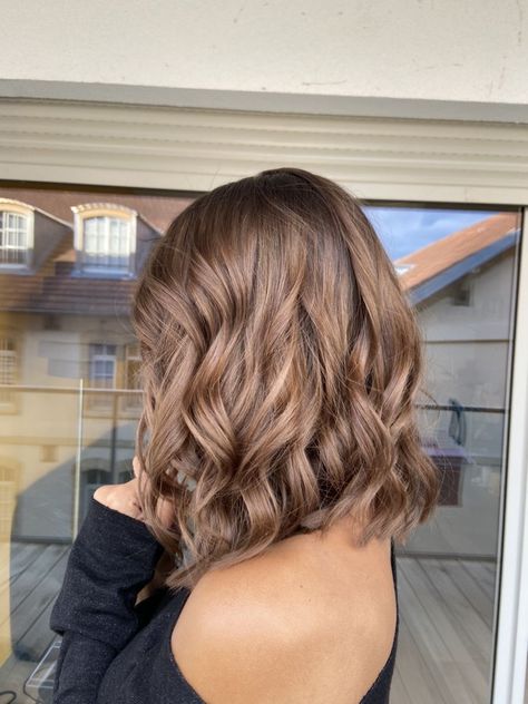 Light Brown Short Hair Balayage, Light Brown Hair On Short Hair, Light Brown Hair Balayage Short, Caramel Hair Blue Eyes, Cacao Hair Color, Light Brunette Balayage Hair Short, Short Light Brown Hair Color Ideas, Light Burnett Hair, Short Hair Light Brown Balayage