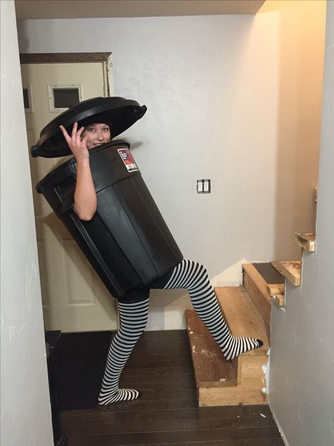 Trash Can Halloween Costume, Garbage Can Costume, Garbage Costume, Trash Can Costume, Men Interior Design, Last Minute Kostüm, Artistic Clothing, Costumes Funny, Spirit Week Outfits