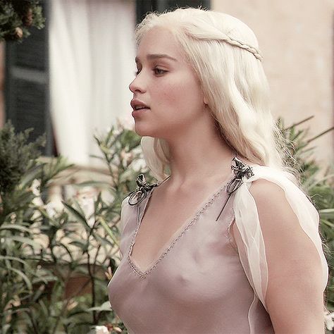 Emilia Clarke #daenerys Daenerys Targaryen Icons, Queen Of Dragons, Lucy Liu, Targaryen Aesthetic, Gra O Tron, Mother Of Dragons, Emilia Clarke, Gal Gadot, Grey's Anatomy