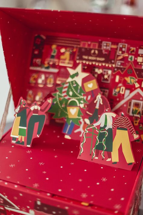 The Body Shop Share The Love Big Advent Calendar 2021 | https://www.yourbeauty.ie/2021/10/the-body-shop-share-the-love-big-advent-calendar-2021/ Publications Design, Body Shop Christmas, Best Body Shop Products, Strawberry Soap, Cool Advent Calendars, Graphic Design Posters Layout, Beauty Advent, Christmas Hampers, Tea Packaging Design