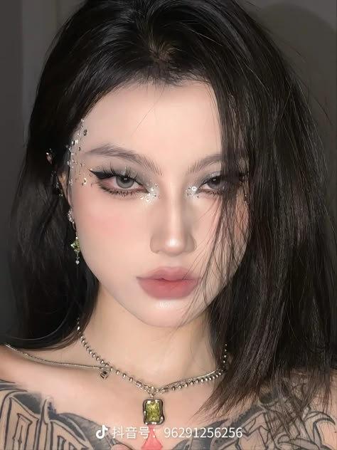 #douyin #makeup Angelic Douyin Makeup, Angelic Look Makeup, Prom Makeup Looks For Black Dress, Dark Ethereal Makeup, Angelic Makeup Aesthetic, Dark Douyin Makeup, Angelic Makeup Look, Angel Makeup Ideas, Dark Angel Makeup