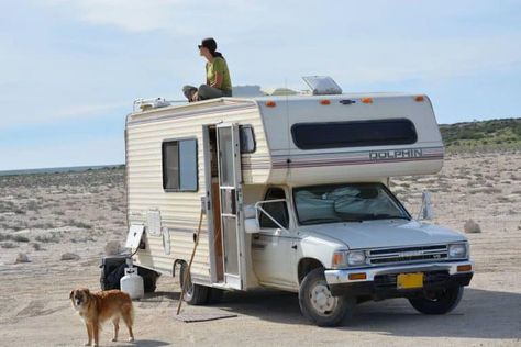 Check out this couple who ditched the 9-5 life to live in a cheap RV. Now, they are having the time of their lives in their small Toyota Dolphin motorhome. #RVing #RVfulltime #Rvlifestyle #travel #nomad Toyota Chinook, Cheap Rv Living, Toyota Motorhome, Mini Motorhome, Toyota Camper, Small Motorhomes, Cheap Rv, Toyota Dolphin, Dry Camping