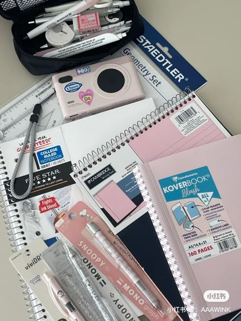 დ Best Study Supplies, Aesthetic School Pics, Uni Supplies, Stationary Aesthetic, Back To University, Stationery Aesthetic, School Backpack Essentials, School Vision Board, Pretty School Supplies