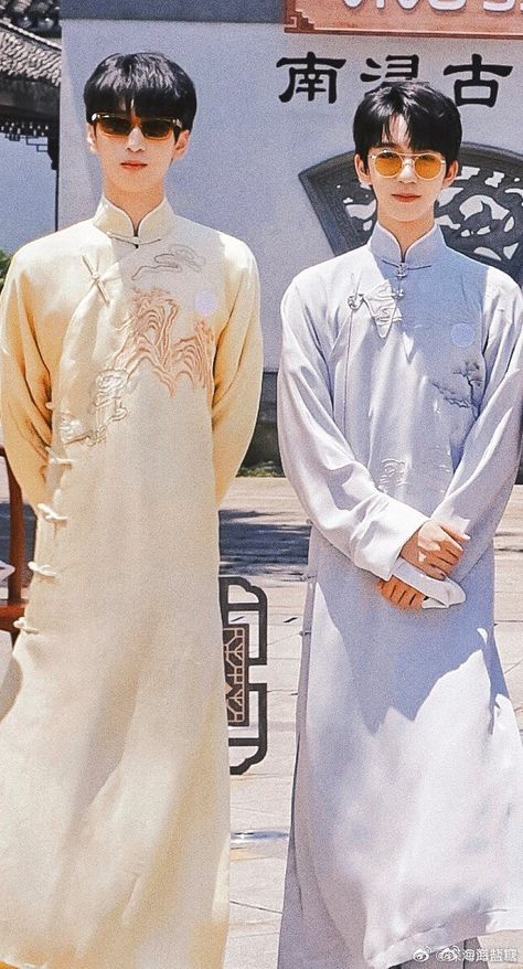 Men Chinese Traditional Outfit, Changshan Male, Tangzhuang Men, Male Qipao, Chinese New Year Outfit Men, Changshan Traditional, Chinese Outfits Men, Male Chinese Clothing, Chinese Male Fashion