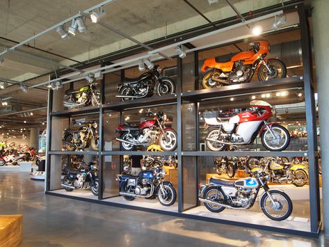 Motorcycle Showroom Design, Motorcycle Festival, Industrial Loft Design, Atrium Design, Restaurant Design Inspiration, Motorcycle Store, Garage Workshop Organization, Motorcycle Museum, Motorcycle Events