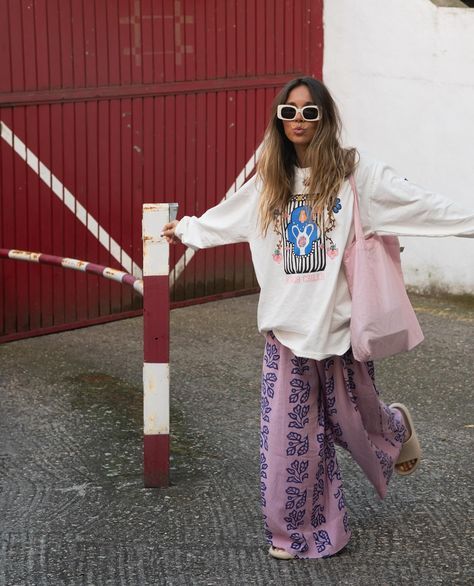 The lovely @nerii_xx happy at home in her Talavera Roses Tee & Villosa Tide Pant combo ✨🌸🪻 Portuguese Outfits, Outfits With Tshirts, Surfer Style Outfits, Beach Travel Outfit, Easy Travel Outfits, Home Outfit Women, Casual Home Outfits, Twins Fashion, France Summer