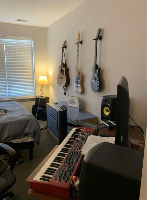 Music Bedroom Studio, Music Room Setup Home, Music Dorm Room Aesthetic, Music Set Up Bedroom, Musician Dorm Room, Music Room Guitar, Bedroom Guitar Setup, Bedroom With Instruments, Music Guy Aesthetic