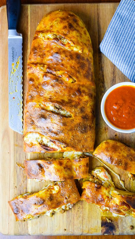 Pizza Turnovers, Pepperoni Stromboli Recipe, Stromboli Recipe Pepperoni, Pepperoni Stromboli, Manly Meals, Stromboli Recipes, Stromboli Recipe Easy, Homemade Stromboli, Recipe Ground Beef