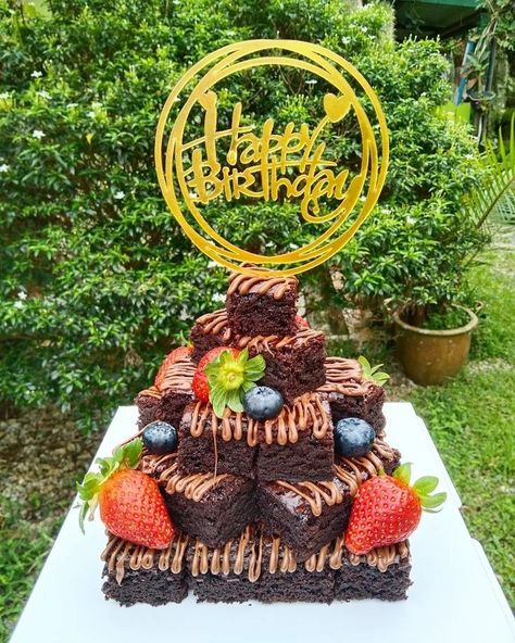 Brownies For Birthday Cake, Cake With Brownies On Top, Brownie Tier Cake, Birthday Pastry Ideas, Brownie Stack Cake Birthday, Stacked Brownie Cake, Birthday Tower Ideas, Brownie Bday Cake, Brownie Designs Ideas