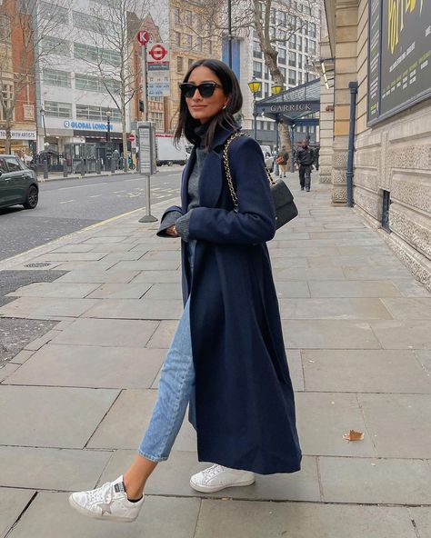 Hannah | COCOBEAUTEA on Instagram: “Comfort is key 💃🏽❤️ (one I took earlier 📷)” Navy Blue Jacket Outfit, Navy Blue Coat Outfit, Blue Coat Outfit, Blue Outfit Winter, Blue Sweater Outfit, Pull Bleu Marine, December Outfits, Interesting Outfits, Trendy Outfit Ideas