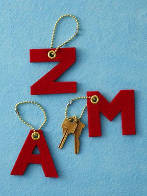 Cute easy to make idea with felt Felt Christmas Crafts, Friendship Crafts, Key Crafts, Car Hanging Accessories, Felt Keychain, Monogram Keychain, Christmas Mantle, Holiday Craft, Wool Projects