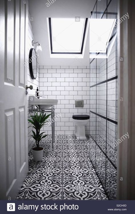 Contemporary bathroom with Victorian patterned tiles in black and white Stock Photo - Alamy Victorian Bathroom Floor, Victorian Tiles Bathroom, Victorian Bathroom Tiles, Victorian Bathroom Accessories, Bathroom Floor Ideas, Bathroom Tiles Ideas, White Bathroom Paint, Grey And White Bathroom, Black And White Tiles Bathroom