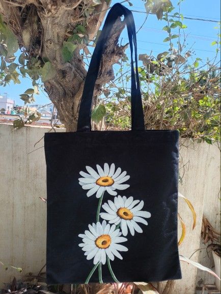 Black Tote Bag Painting Ideas, Tote Bag Design Paint, Black Tote Bag Design Ideas, Painting On Tote Bags, Black Tote Bag Aesthetic, Tote Bag Diy Pattern, College Bags For Girls, Decorated Tote Bags, Diy Tote Bag Design