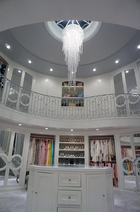 Vestidor de dos pisos con escalera 2 Story Closet, Mirror Closet, Contemporary Closet, Mirror Closet Doors, Dream Closet Design, Dream Closets, Door Makeover, Closet Designs, Closet Bedroom