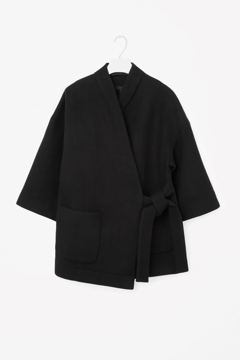 Inspiration Kimono coat COS Wrap-over coat in Black Minimal Stil, Áo Blu, Ropa Upcycling, Best Winter Coats, Leather Coats, Kimono Coat, Streetwear Mode, Winter Coats, Mode Inspo