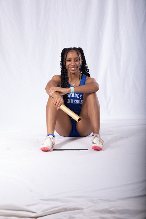 Senior Sports Photography, Sport Photoshoot Ideas, Track Senior Pictures, Track And Field Sports, Sports Photoshoot, Athletics Track, Track Pictures, Sport Photoshoot, Senior Day