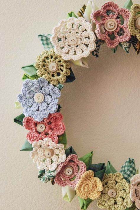 Crochet Flower Wreath, Crochet Wreaths, Crochet Wreath Pattern, Crochet Workshop, Crochet Wall Art, Crochet Wreath, Wreath Flower, Flowers Wreath, Crocheted Flower