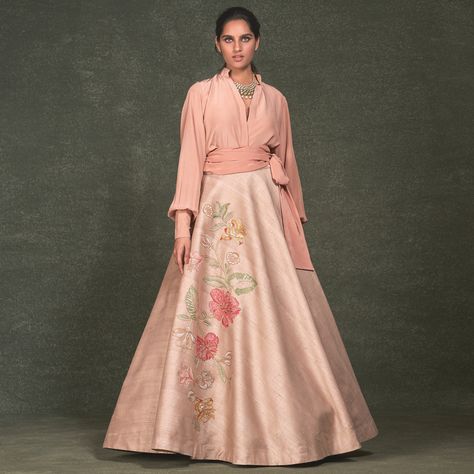 #SHYAMAL&BHUMIKA #SHYAMALANDBHUMIKA #Fashiondesigner #lehenga #RhapsodyOfSpring #2020 #SummerCouture Shyamal And Bhumika Lehenga, Blouse Designs For Lehenga, Long Blouse Designs, Parrot Design, Shyamal And Bhumika, Choli Dress, Indian Outfits Lehenga, Jacket Blouse, Lehenga Designs Simple